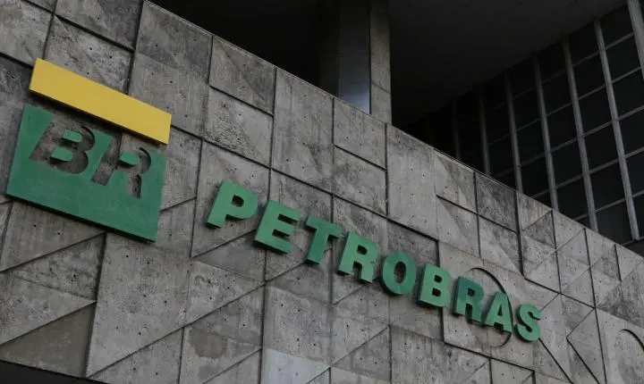 Petrobras batiza primeiro navio a navegar com tripulação 100% feminina