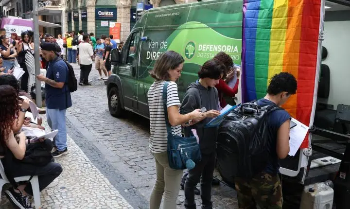 Transexuais e travestis fazem ato no RJ em defesa da democracia